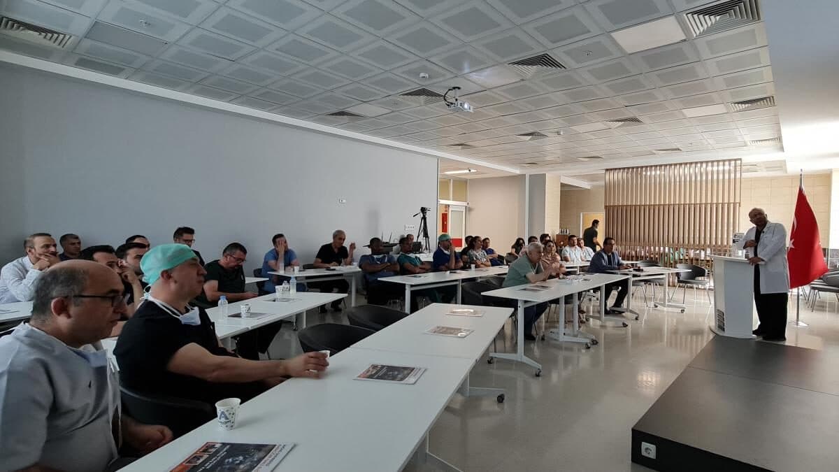 Seminar on the Management of Portal Hypertension Before Liver Transplantation Held